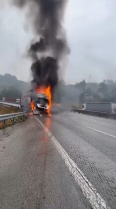 Seyir halindeki tır alev aldı
