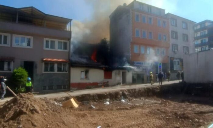 Müstakil ev alev alev yandı