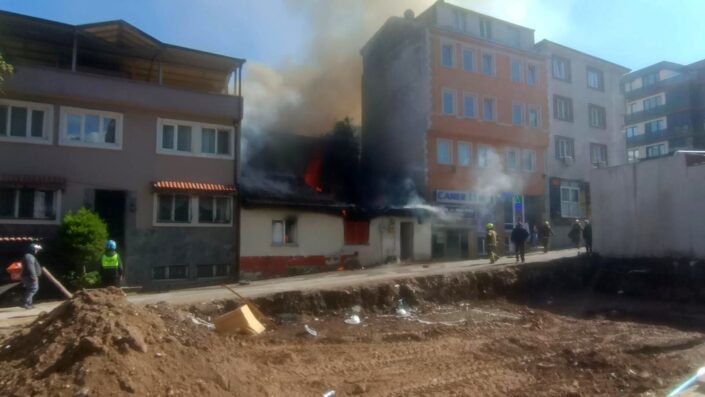 Müstakil ev alev alev yandı