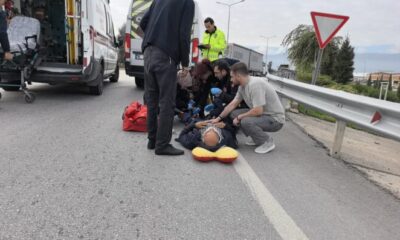 Servis minibüsü yol kenarında yürüyen adama çarptı