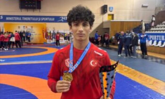 Bursa Büyükşehir Belediyesporlu güreşçi Balkan şampiyonu oldu