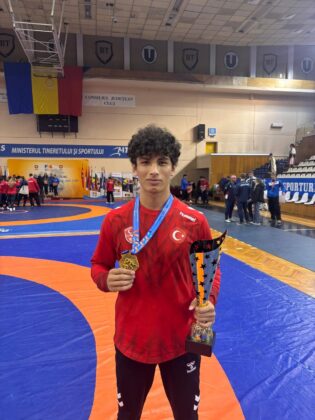 Bursa Büyükşehir Belediyesporlu güreşçi Balkan şampiyonu oldu