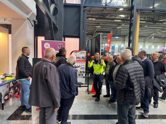 Jandarmadan traktör sürücülerine trafik eğitimi