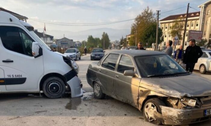 Ara sokaktan çıkan servis kazaya neden oldu