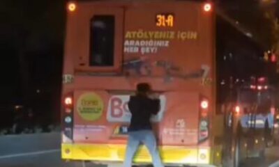 Otobüsün arkasında tehlikeli yolculuk