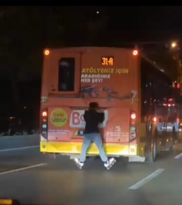 Otobüsün arkasında tehlikeli yolculuk