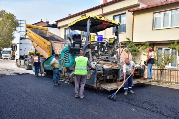 İnegöl’ün o mahallesi ilk kez sıcak asfaltla buluştu