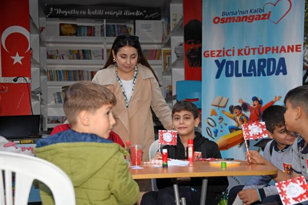 ‘Gezici Kütüphane’ Cumhuriyet coşkusunu mahallelere taşıdı