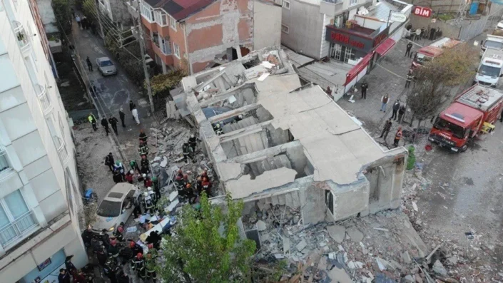 Gebze’de 7 katlı bina çöktü!