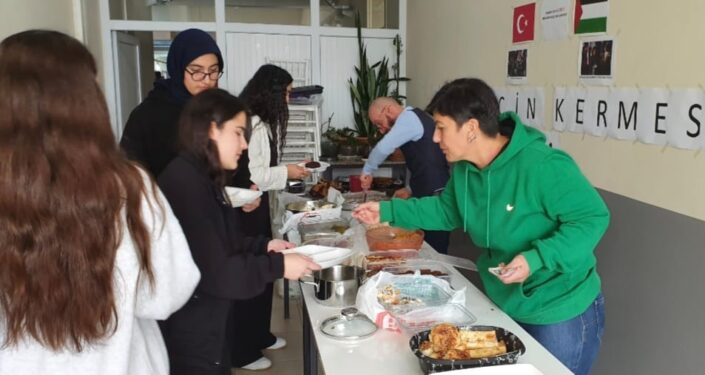 Eğitim neferleri Gazze için kermeste buluştu