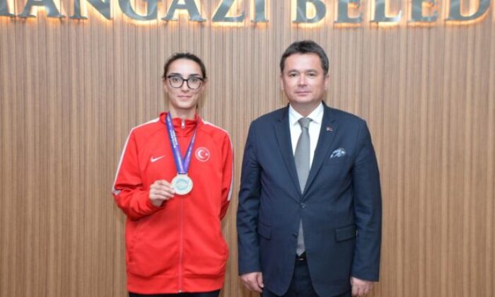 Başkan Aydın: Sıla, başarılarıyla gençlere ilham oluyor