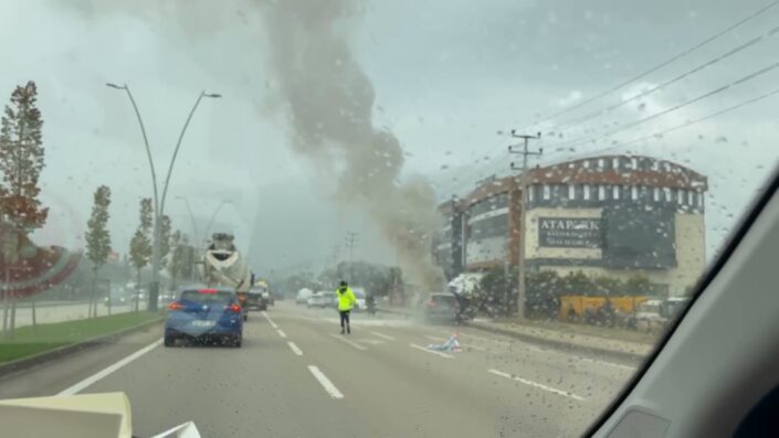 Seyir halindeki araçtan dumanlar yükseldi!
