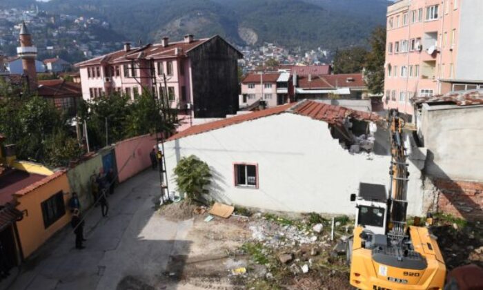 Osmangazi’de tarihi koruyan yıkım