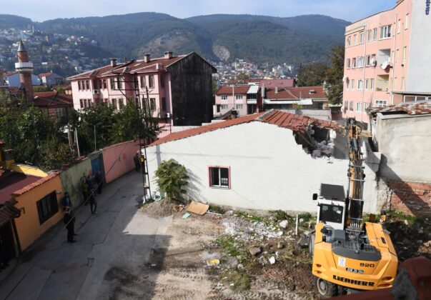 Osmangazi’de tarihi koruyan yıkım