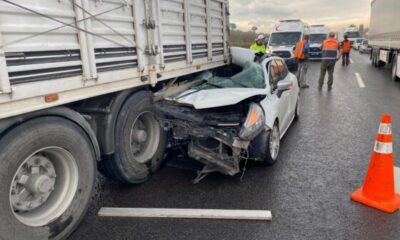 Bursa’da otomobil tırın altına girdi