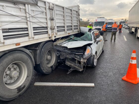 Bursa’da otomobil tırın altına girdi