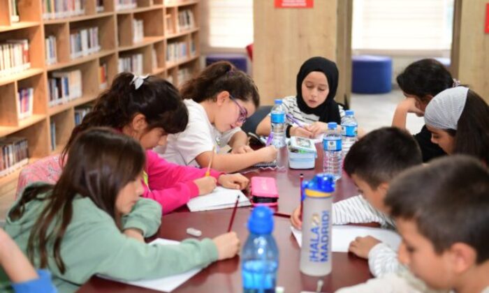 Çocuklar hayallerini kağıda döküyor