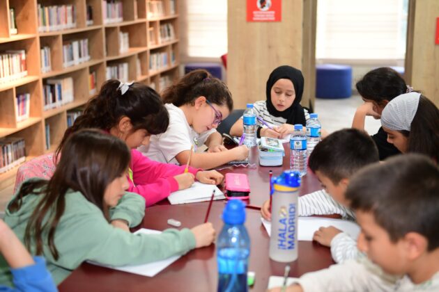 Çocuklar hayallerini kağıda döküyor