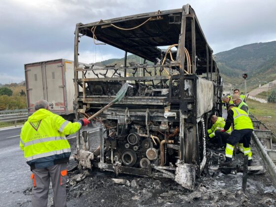 Öğrencileri taşıyan otobüs alev aldı!