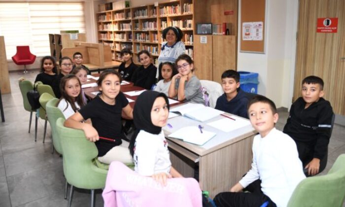 Hem eğleniyor hem yazıyorlar