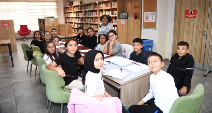 Hem eğleniyor hem yazıyorlar