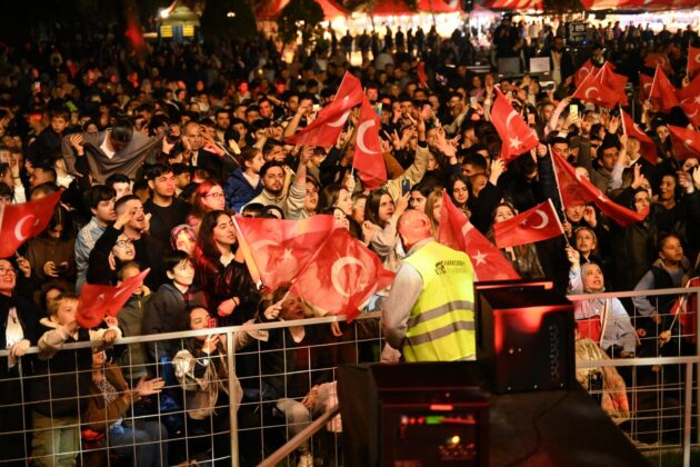 Karacabey’de Cumhuriyet coşkusu Sefo konseriyle taçlandı
