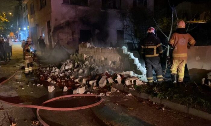 Tek katlı ev alev alev yandı