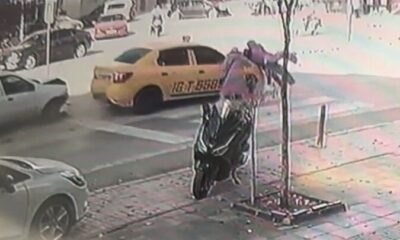 Anne ve bebeğine otomobil çarptı!