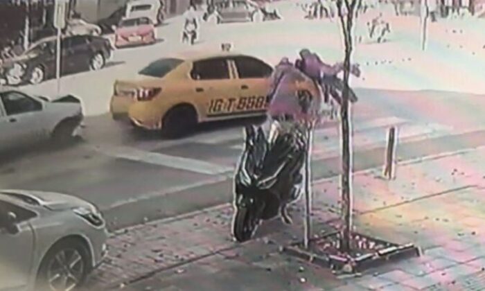 Anne ve bebeğine otomobil çarptı!