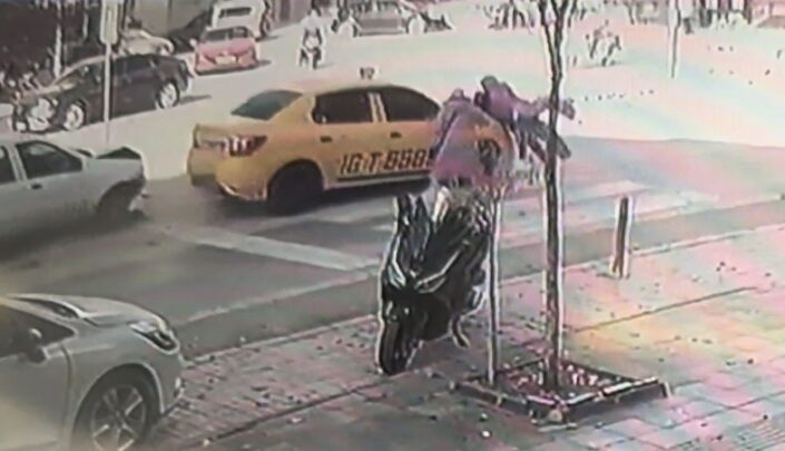 Anne ve bebeğine otomobil çarptı!