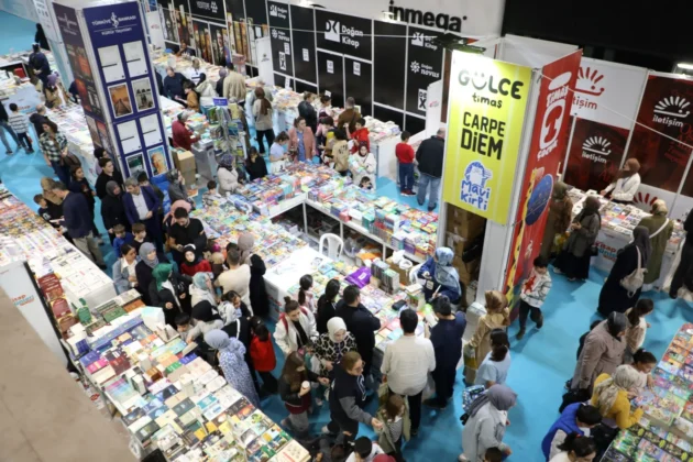 İnegöl Kitap Günleri Coşkuyla sürüyor