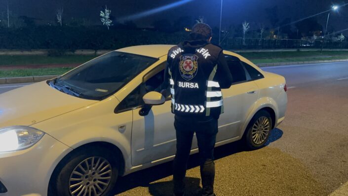 Bursa’da trafik ekiplerinden gece denetimi