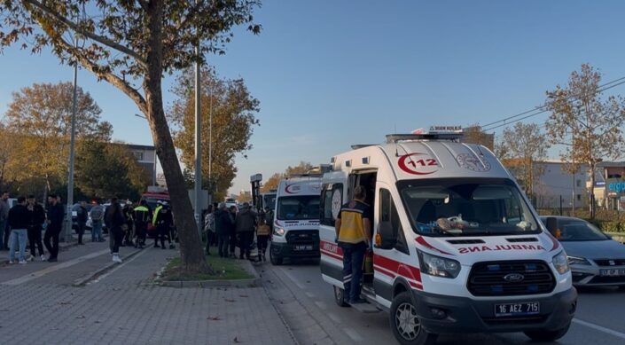 Yarış yapan iki otomobiller kazaya neden oldu