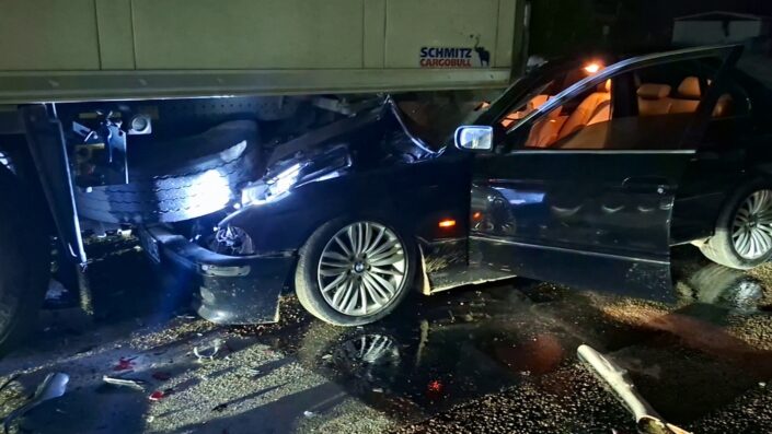 Park halindeki TIR’a arkadan çarptı