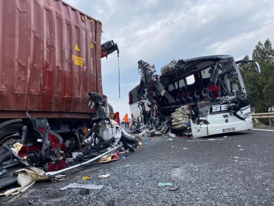 Yolcu otobüsü TIR’a çarptı!