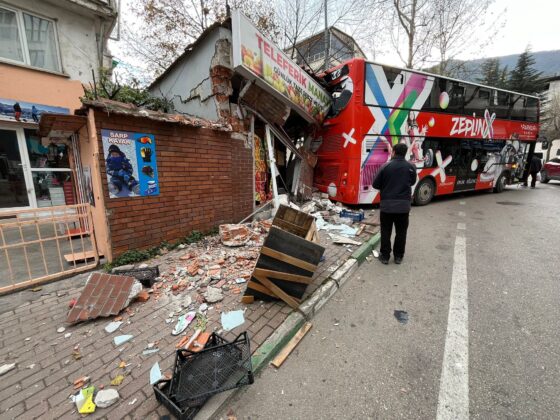 Tur otobüsü manava daldı!
