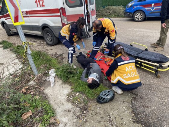 Bisikletli sürücü su kanalına savruldu