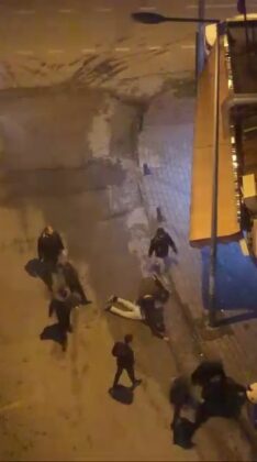 Laf attığı kişiler tarafından darp edildi