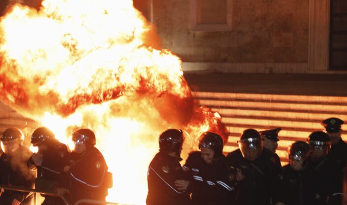 Başbakanlık binasına molotof kokteylli saldırı