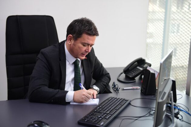 Telefonun başına geçti vatandaşları dinledi