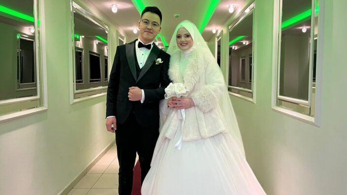 Sosyal medyada gündem olan çift dünya evine girdi