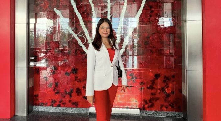 Meclis üyesini sıkıştırıp, aracı yumrukladı…