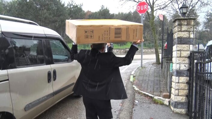 Karlı havada yürekleri ısıtan yardım