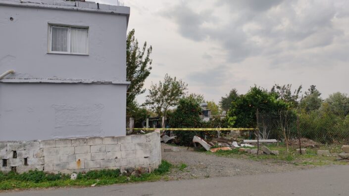 Karısını baltayla öldürüp banyoya gömdü!