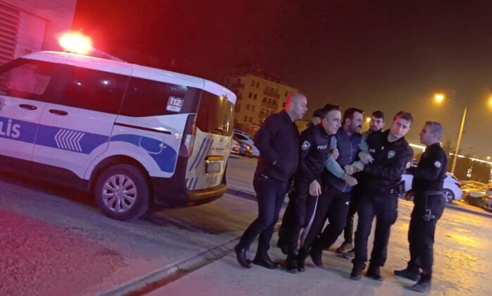 Oğluna çarpan taksicinin ağabeyini vurdu