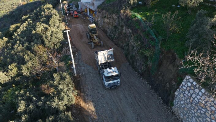 Gemlik’te yol çalışmaları aralıksız sürüyor