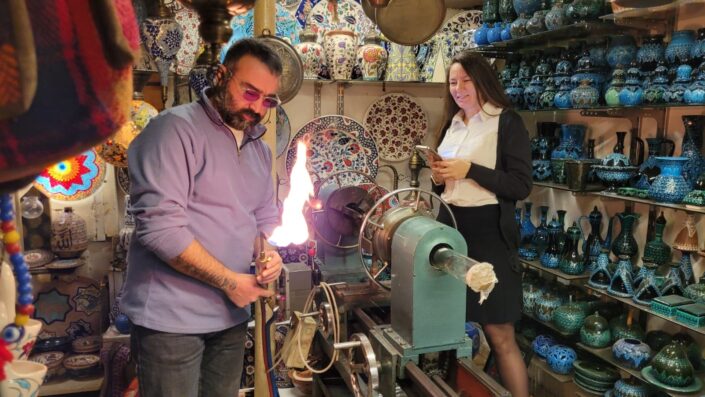 Nefesiyle camlara hayat veriyor