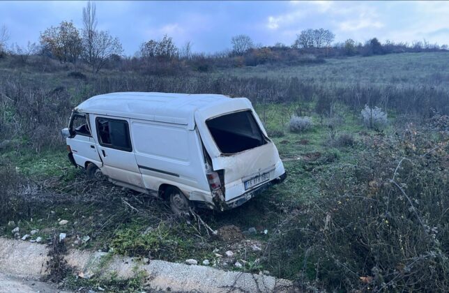 Kontrolden çıkan minibüs şarampole yuvarlandı
