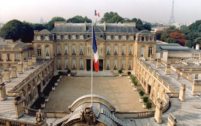 Fransa’da sular durulmuyor: Elysee Sarayı soyuldu