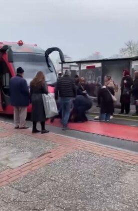 Tramvayın çarptığı yaşlı adam yaralandı